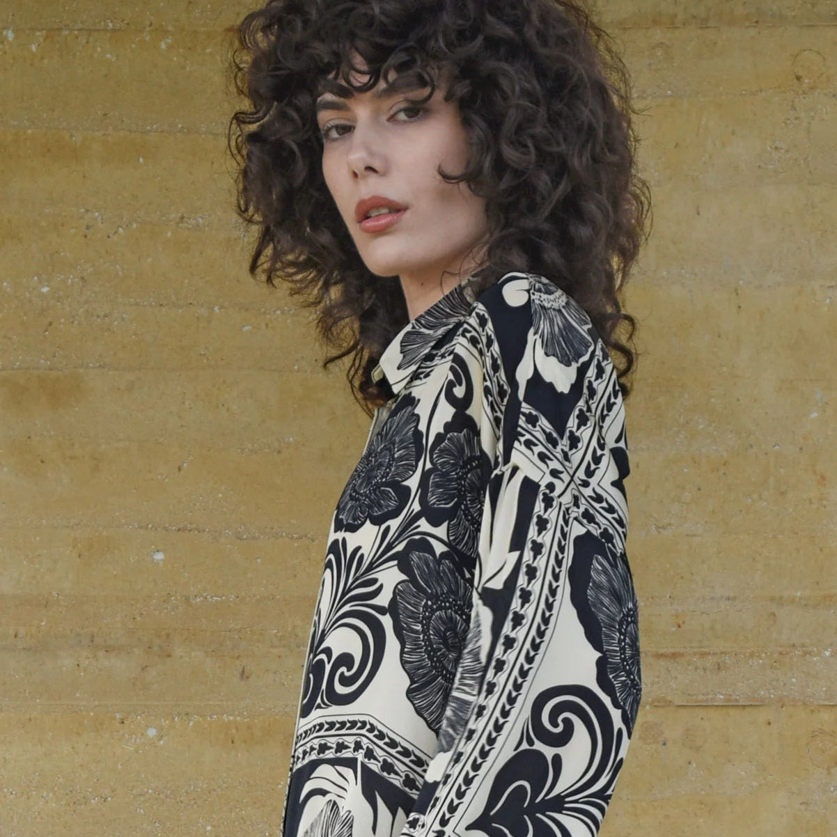 UNDER THE SUN SHIRT - BLACK