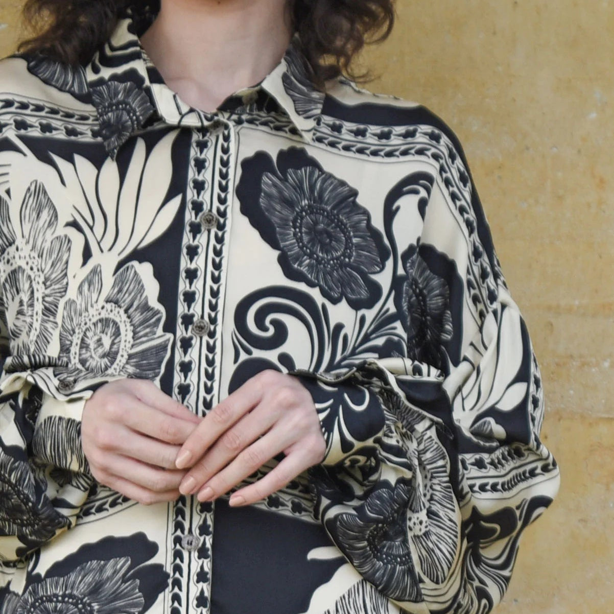 UNDER THE SUN SHIRT - BLACK